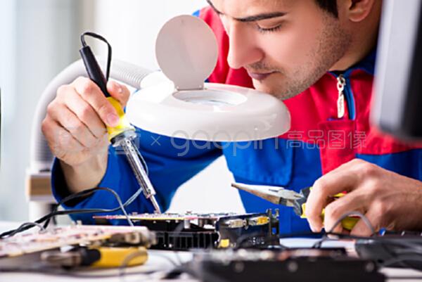 維修車間計算機的專業修理工 關鍵角色與技能要求